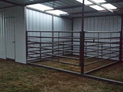1/2 Doublewide Barn With Tack Room & Pens